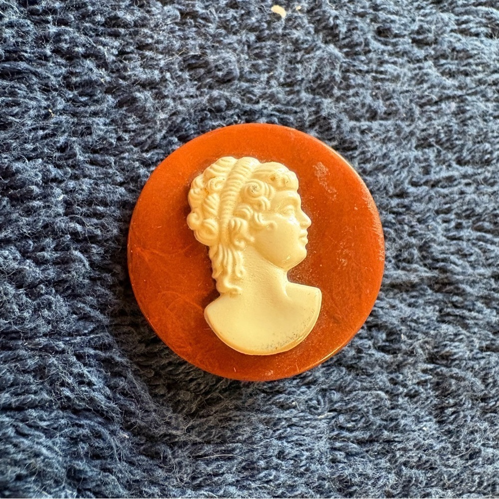 Vintage Retro Victorian Style Cameo 1” Pin Brooch Young Woman Acrylic Plastic